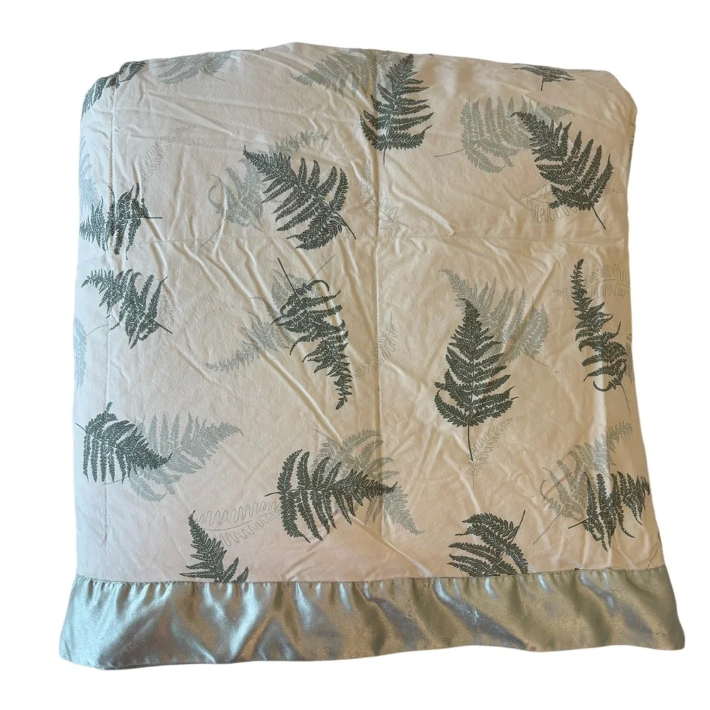 Vintage Quilt Hand Crafted Bedspread Leaf Pattern Cotton Silk Trim Cabin Green
